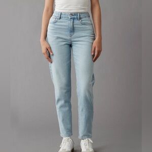 American Eagle Mom Jeans High Rise Light Wash Size 6 Straight Leg